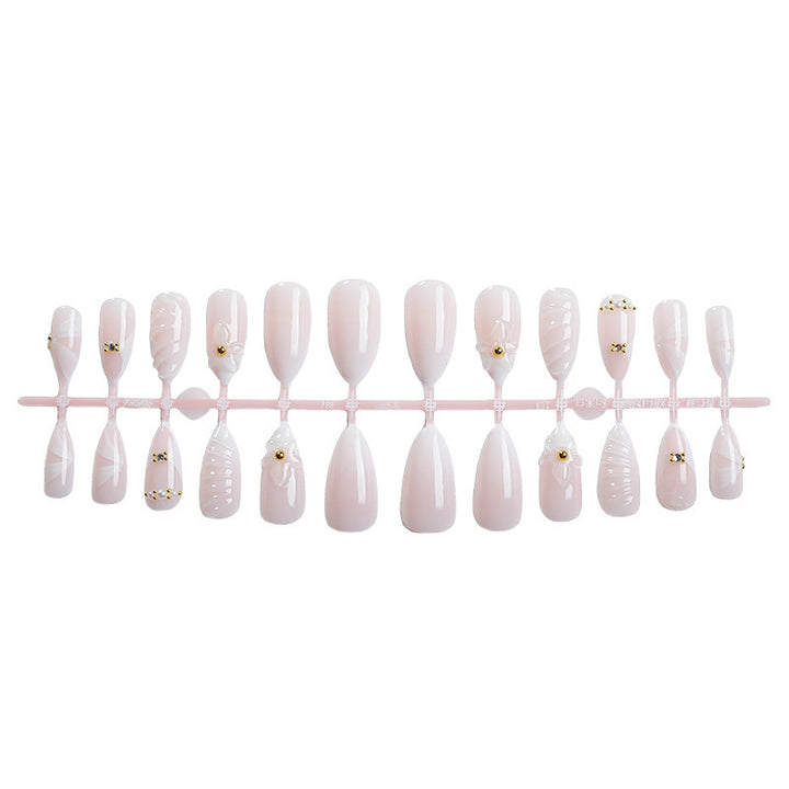 Kunstnagelset mit eleganten floralem Design und luxuriösen Akzenten Karnz
