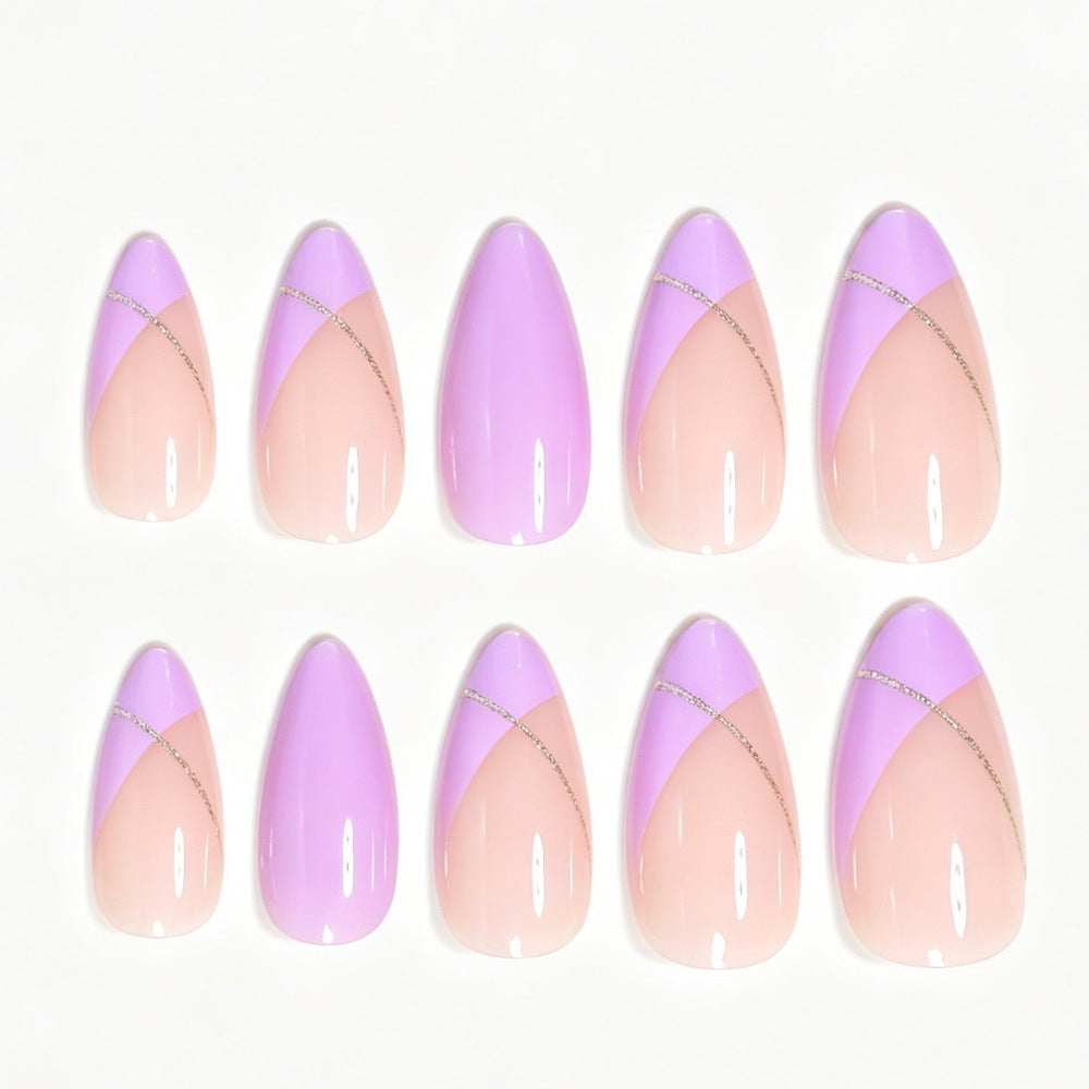 Stiletto-Nagelkunst-Tips mit goldenen Akzenten Karnz