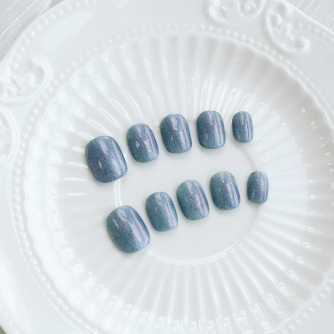 Dauerhafte Press-On-Nagelset mit Metallic-Finish