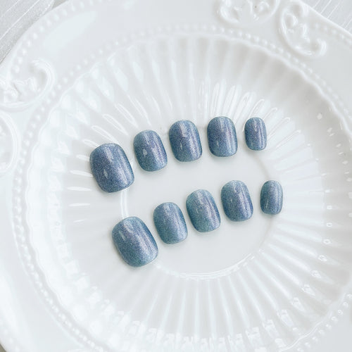 Dauerhafte Press-On-Nagelset mit Metallic-Finish
