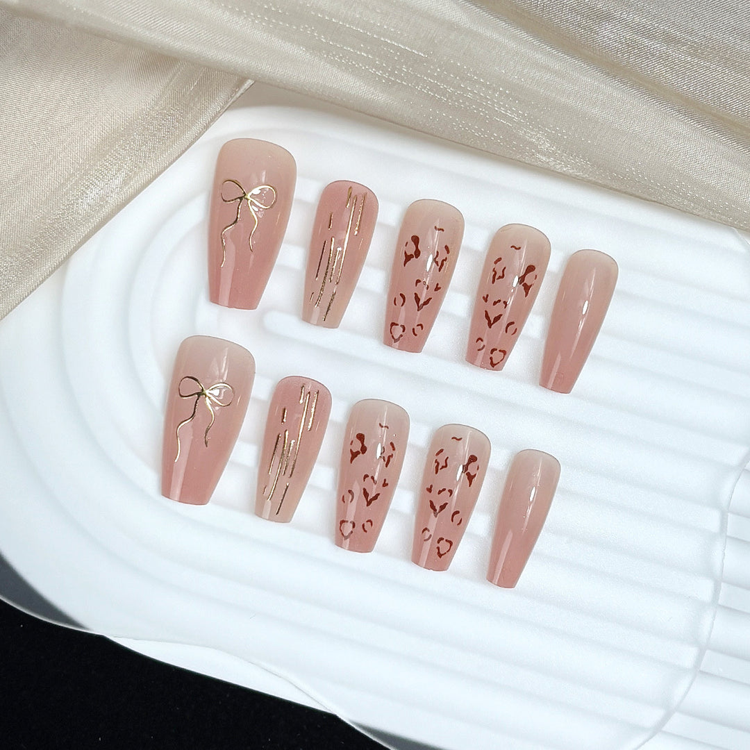 Premium Elegantes Nagelkunstdesign Karnz