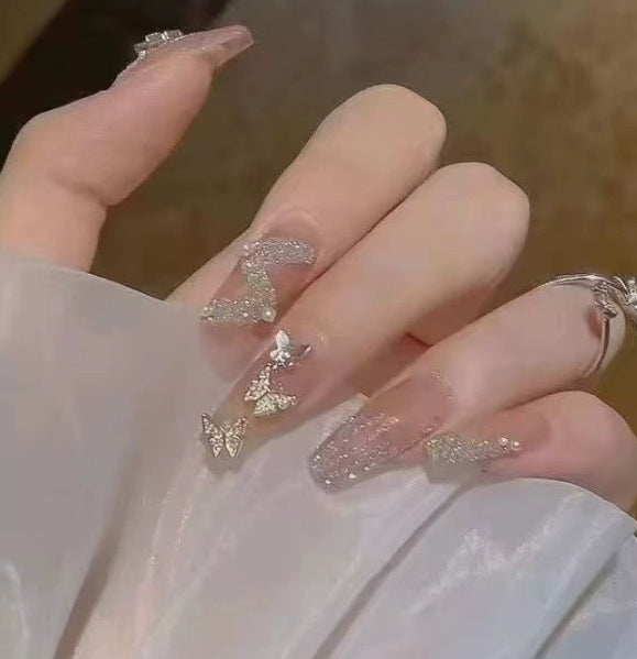 Elegantes Nageldesign mit Perlenverzierung Karnz