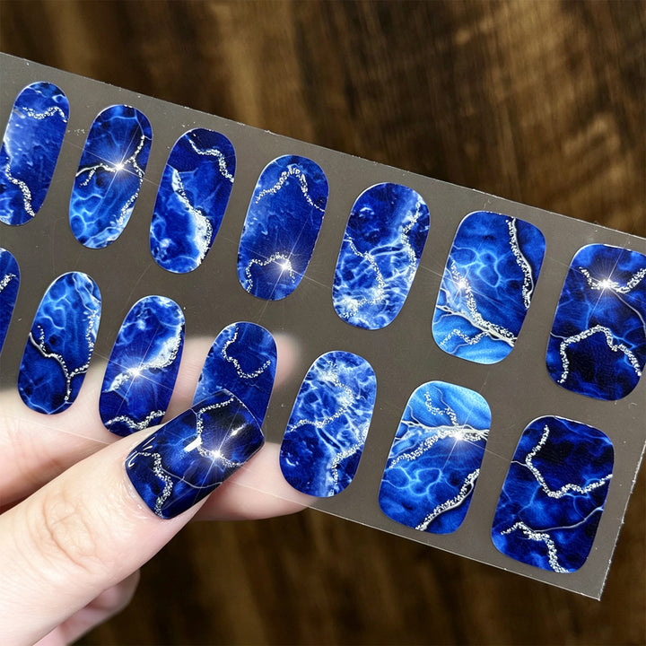 Künstlerische Aquarell-Nagelwickel