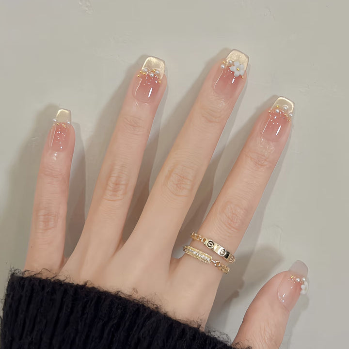Dekorative Press-On Nagelverlängerungen mit floralen Akzenten Karnz