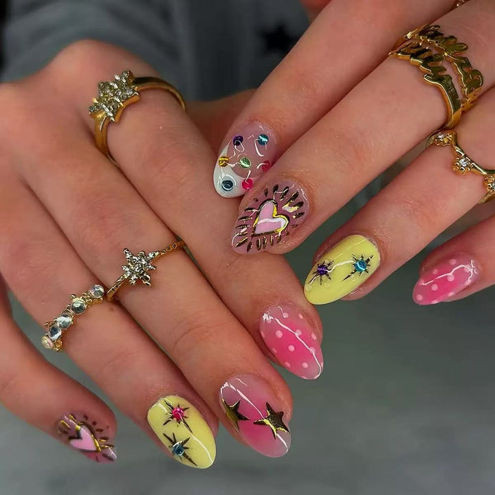Kunstnagelset mit kreativen 3D-Motiven und Glitzerakzenten Karnz