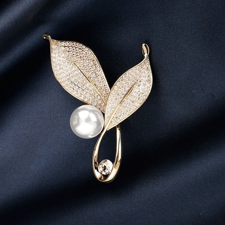 Elegante und Glamouröse Brosche mit Perlen und Kristallen Karnz