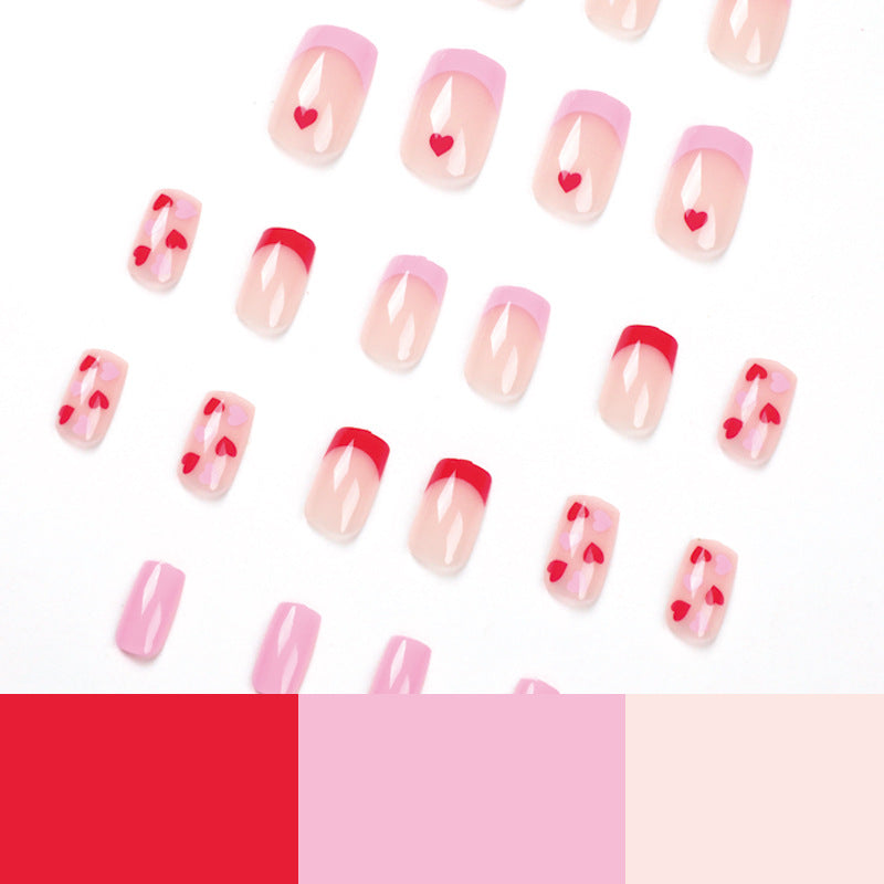 Kunstvolle Nagelkunst mit Herzmotiven Karnz