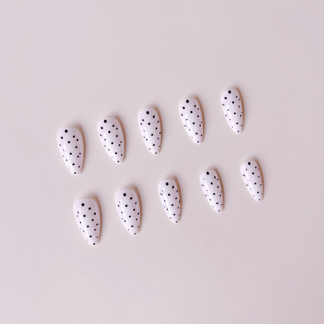 Kunstnagelset mit stilvollem Punktedesign Karnz