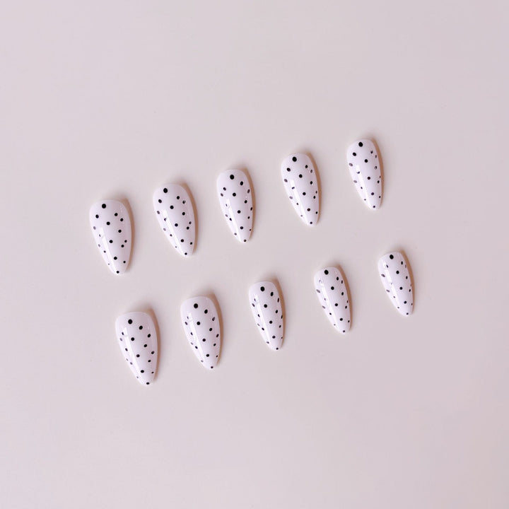 Kunstnagelset mit stilvollem Punktedesign Karnz