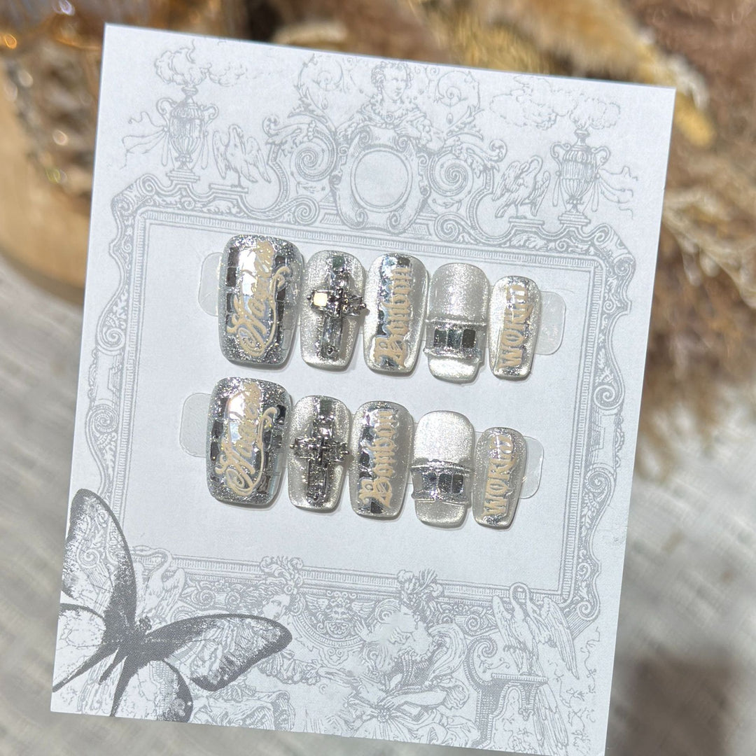 Metallic Press-On Nagelset mit dekorativen silbernen Akzenten Karnz