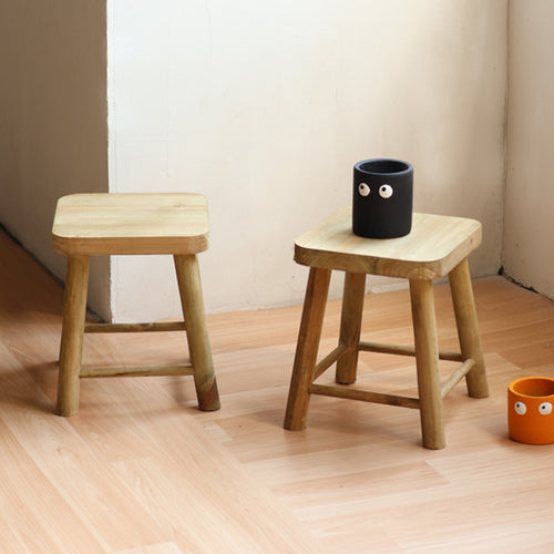 Robuster Hocker aus Massivholz Karnz