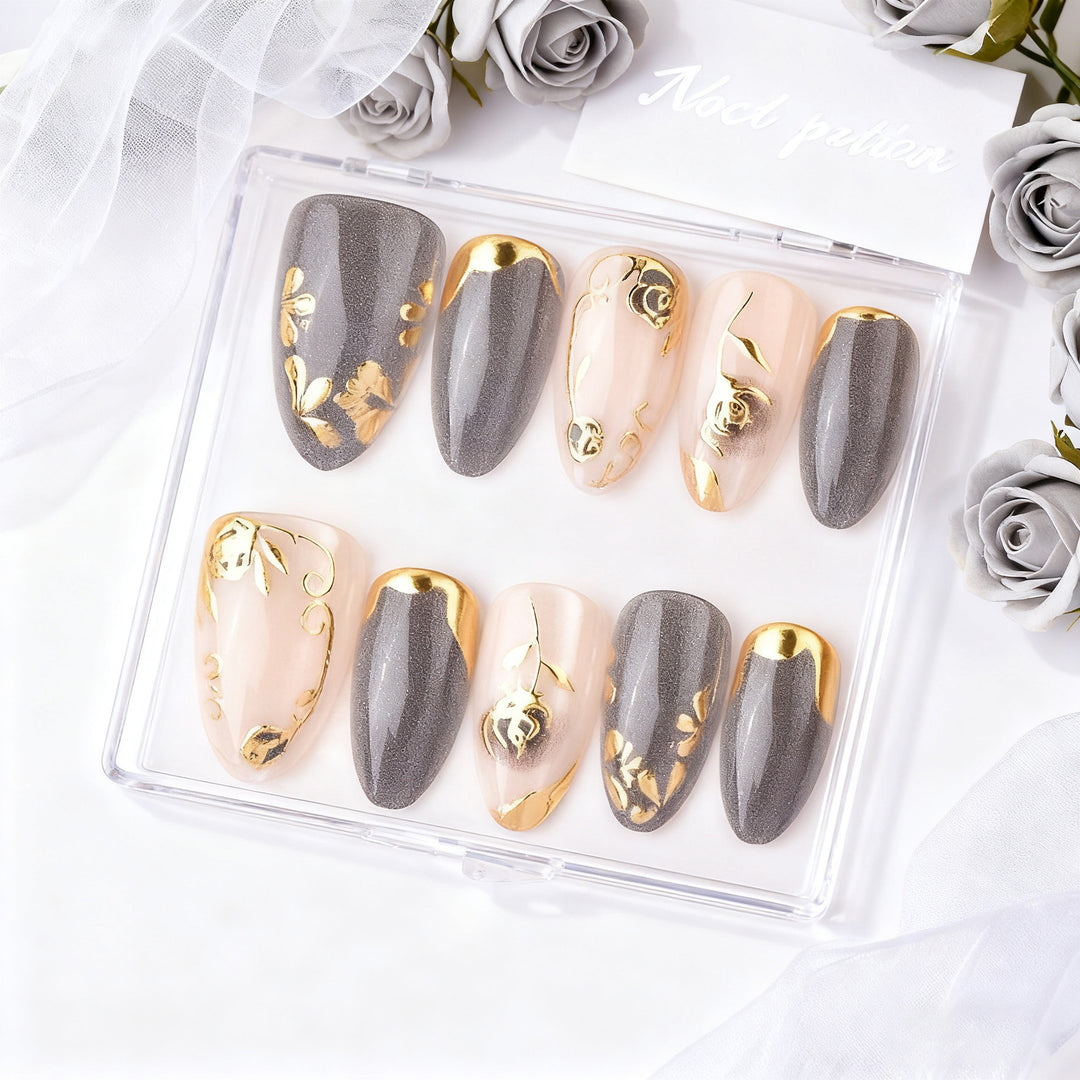 Zierliches Press-On Nagelkunstset mit goldenen Blumenakzenten