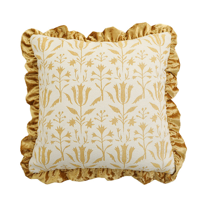 Quadratisches Dekokissen im Barockstil mit Samt-Rüsche und Putto-Jacquard