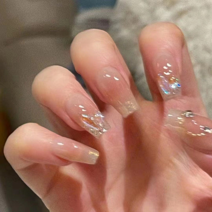 Langlebiger Press-On-Nagelset mit Kristallakzenten