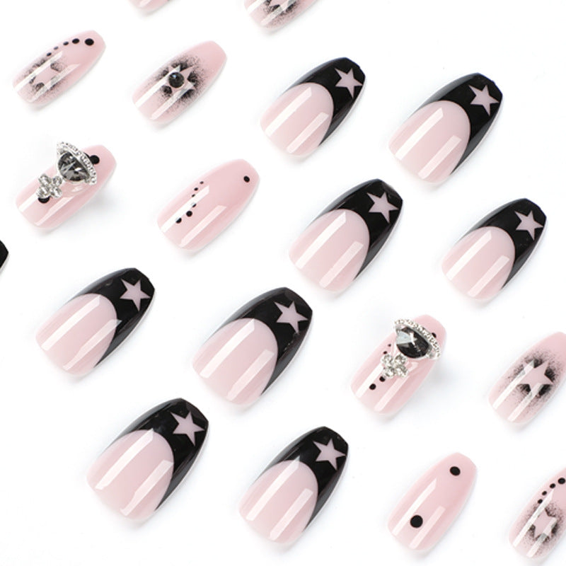 Glamouröse Nagelkunst mit Sternenmotiven und Glitzerakzenten Karnz