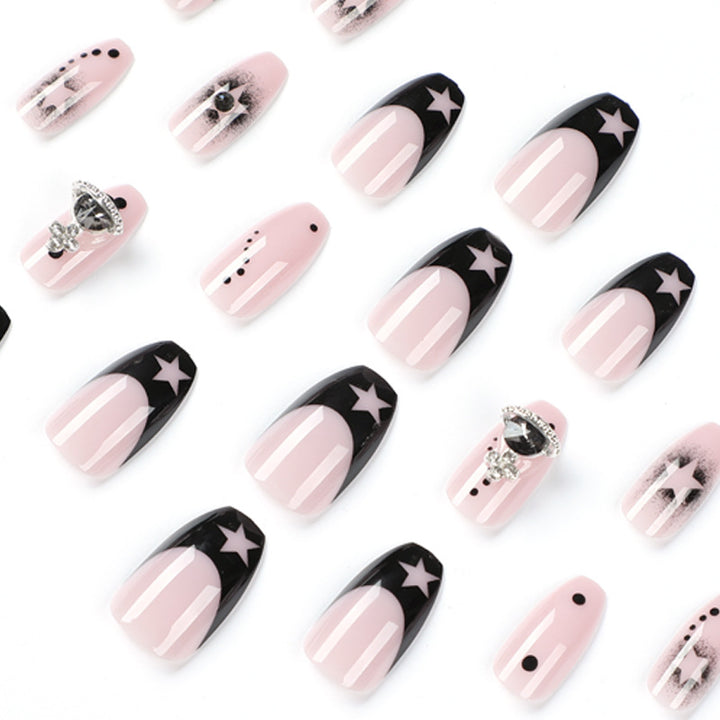 Glamouröse Nagelkunst mit Sternenmotiven und Glitzerakzenten Karnz