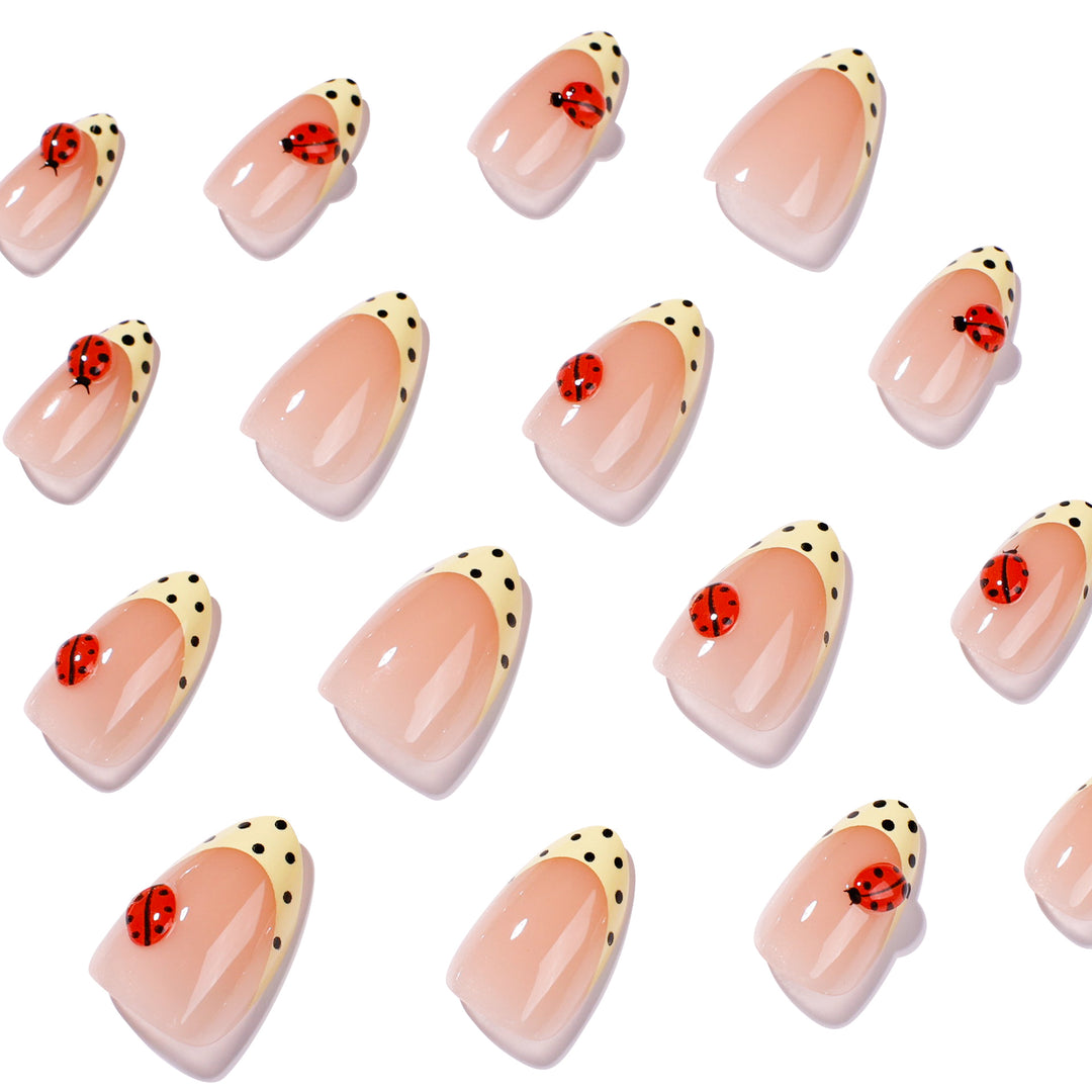 Kreative Nagelkunst mit Marienkäfer-Motiven Karnz