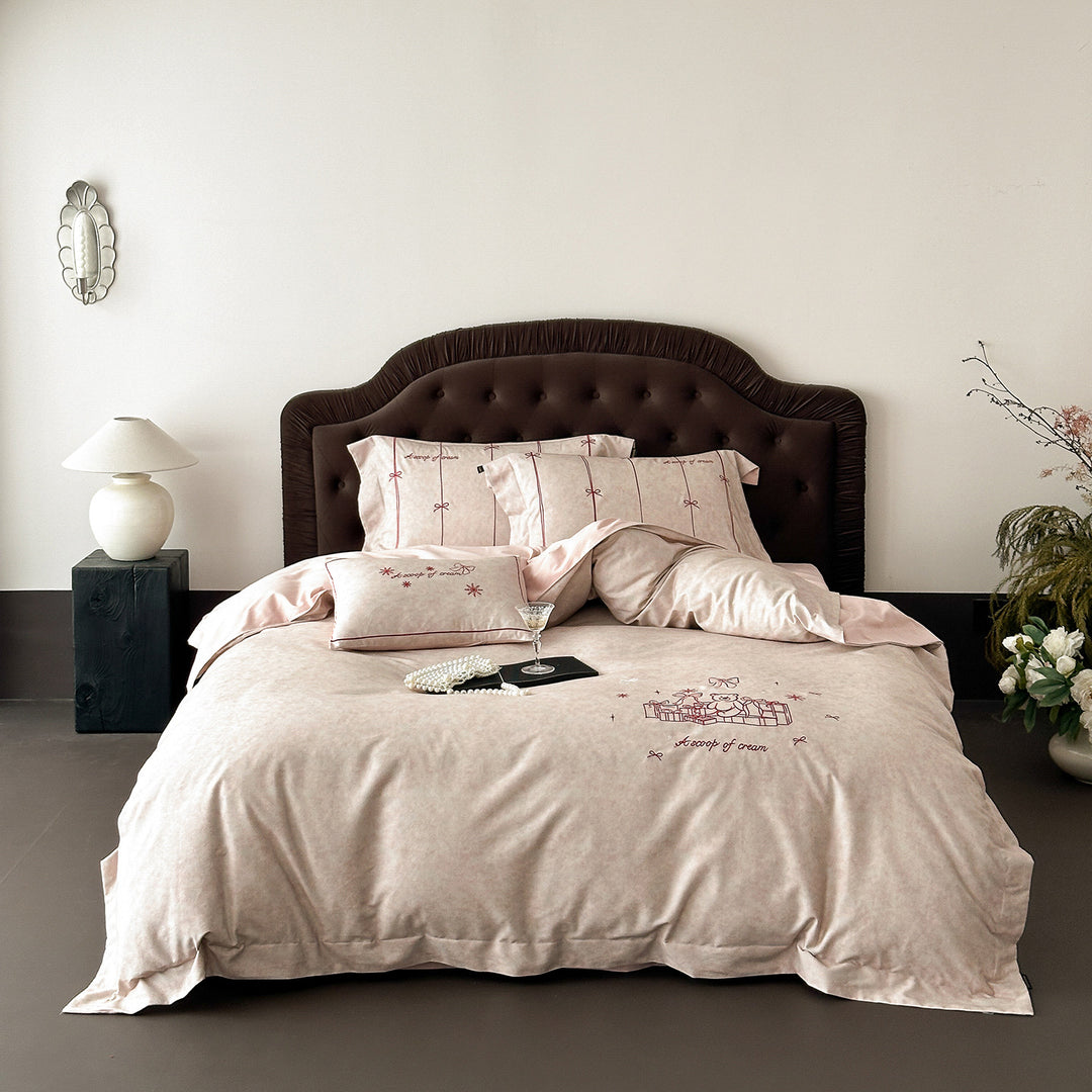 Bettwäschegarnitur aus extraweichem Baumwoll-Satin mit zarter Geschenk- und Schleifenstickerei