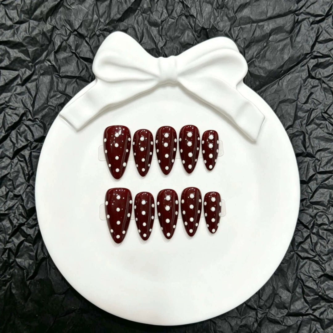 Stylisches Polka-Dot Press-On-Nagelset