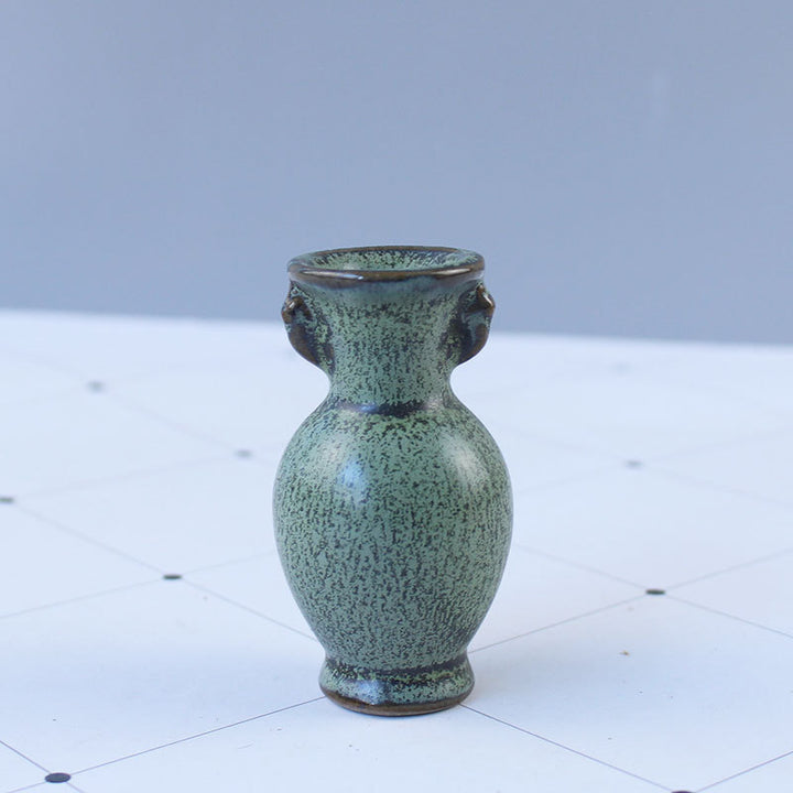 Elegante Keramikvase mit kunstvollem Design Karnz