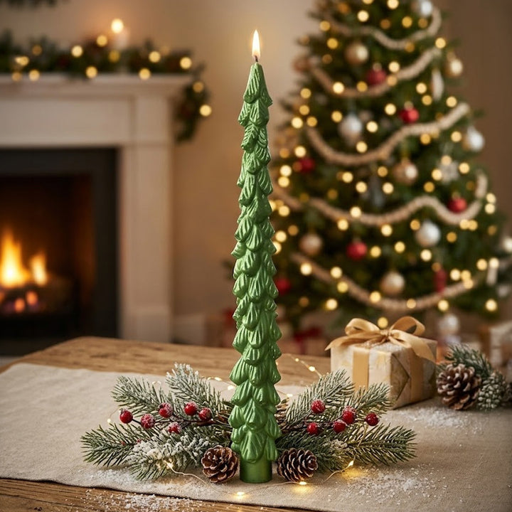 Handgefertigte skulptierte Weihnachtsbaum-Spitzkerze