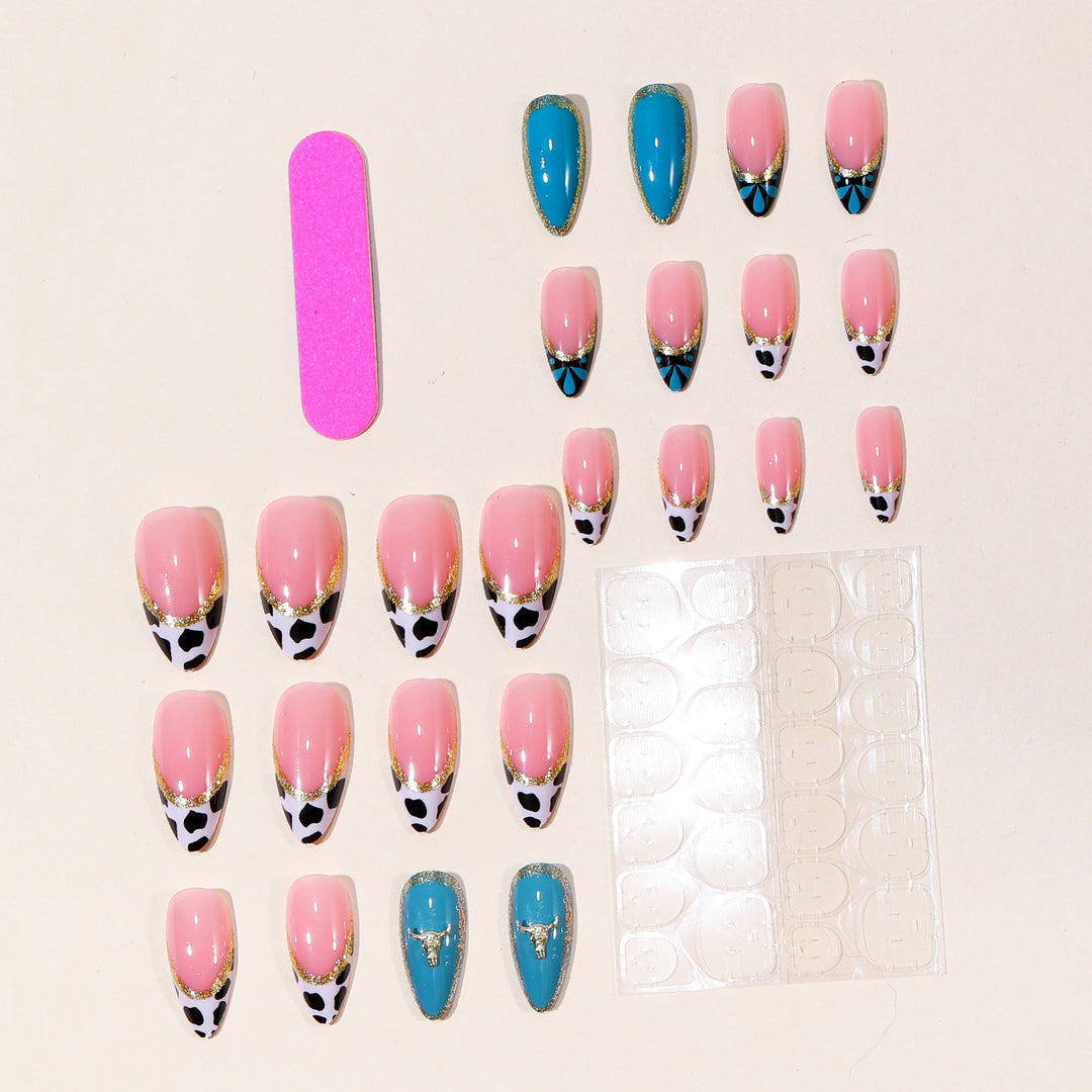Künstlerische Stiletto-Nagelverlängerungen mit Kuhmotiv und goldenen Akzenten Karnz
