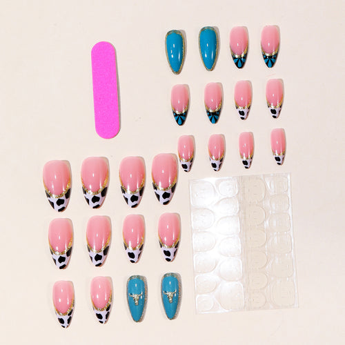 Künstlerische Stiletto-Nagelverlängerungen mit Kuhmotiv und goldenen Akzenten Karnz