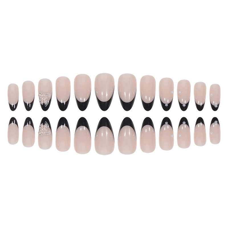 Kunstnagelset mit glanzvollem French Design und filigranen 3D-Akzenten Karnz