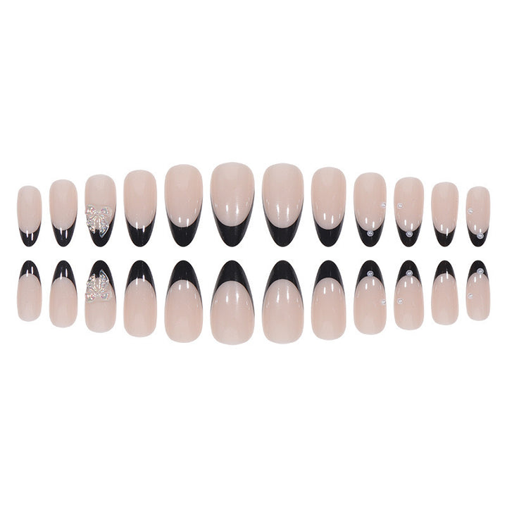 Kunstnagelset mit glanzvollem French Design und filigranen 3D-Akzenten Karnz
