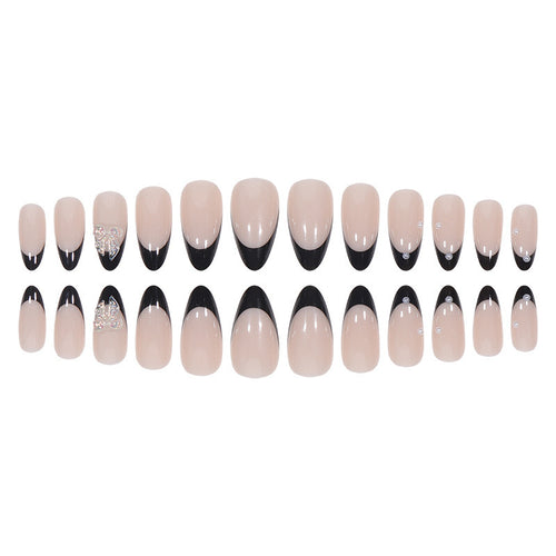 Kunstnagelset mit glanzvollem French Design und filigranen 3D-Akzenten Karnz