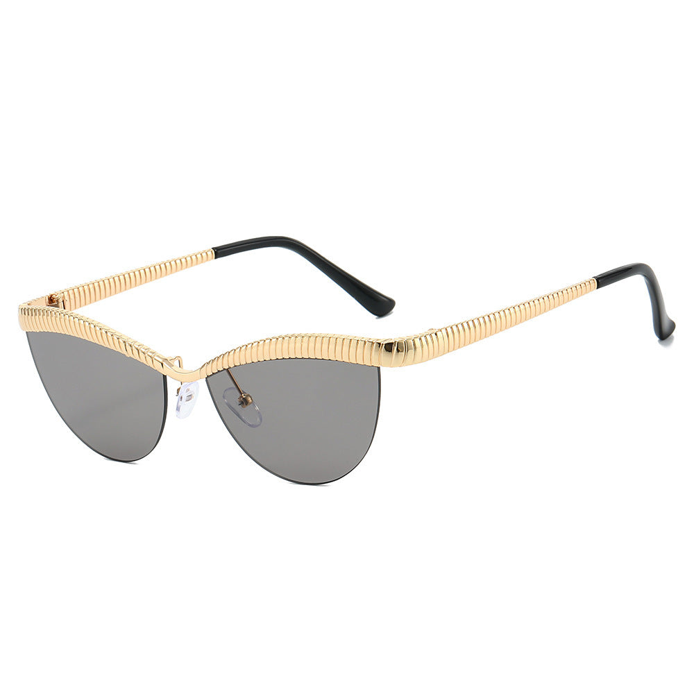 Statement Cat-Eye Sonnenbrille mit sculptierten Metallrahmen Karnz