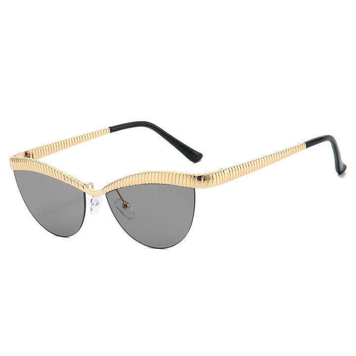 Statement Cat-Eye Sonnenbrille mit sculptierten Metallrahmen Karnz