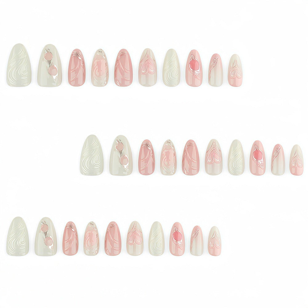 Elegantes Kunstnagelset mit Romantischem Design Karnz
