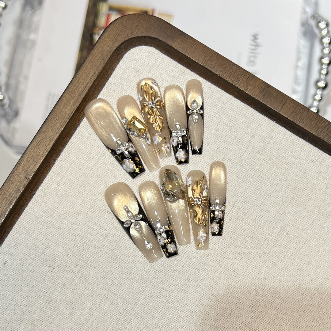Elegantes dekoratives Press-On-Nagelkunst-Set mit Strass und floralen Akzenten Karnz