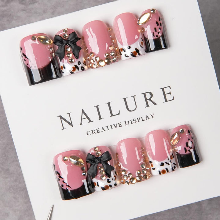 Dekorative Press-On Nagelkunst mit Edelsteindetails