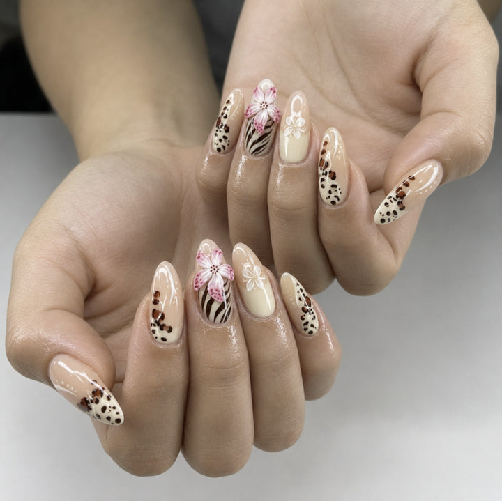 Kunstnägel mit Floralem Design und Elegantem Spitzenlook Karnz