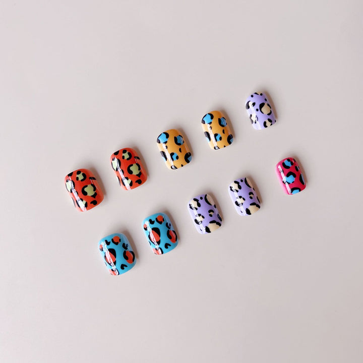 Kunstnagelset mit wildem Leopardenmuster Karnz
