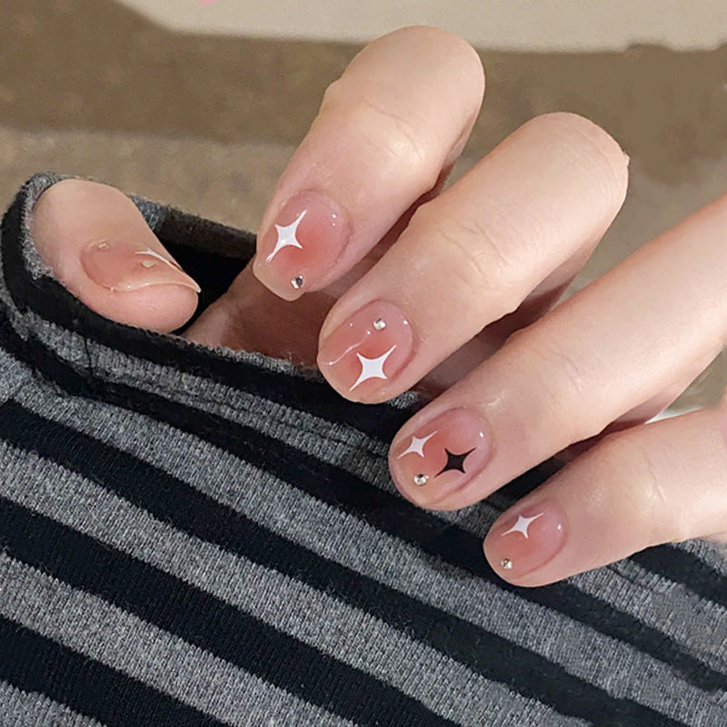 Kunstnagelset mit funkelnden Sternenverzierungen und eleganten Akzenten Karnz