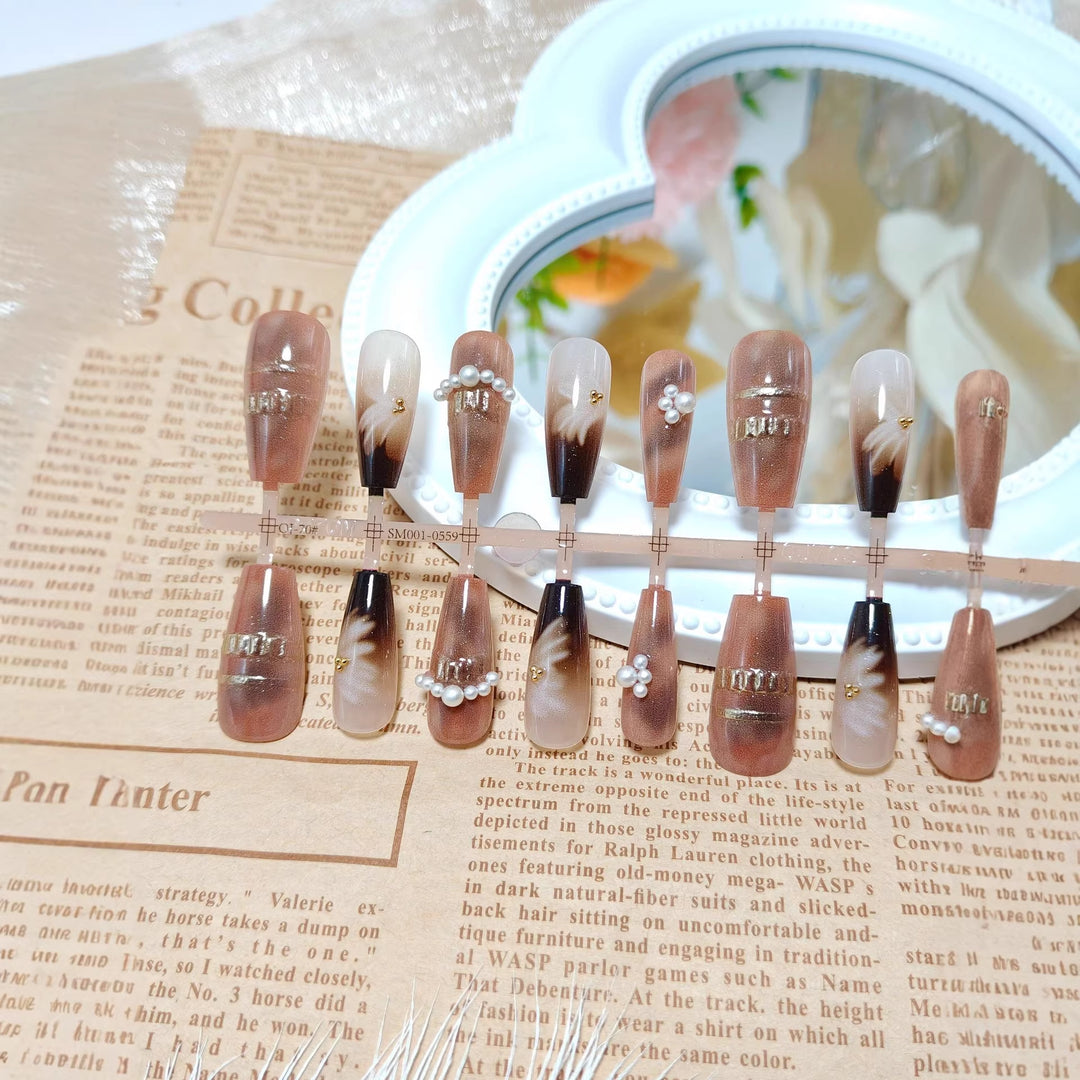 Kunstnagel Set mit Elegantem Farbverlauf und Perlverzierten Akzenten Karnz