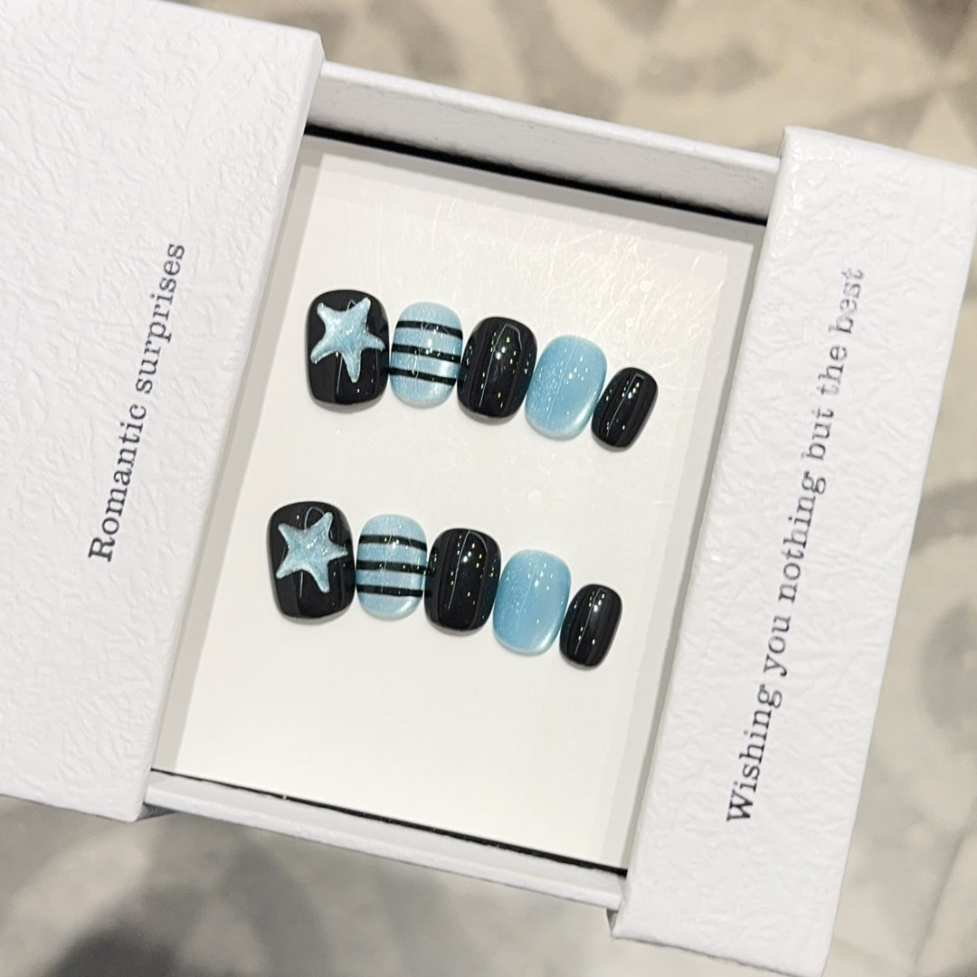 Kreatives Kunstnagelset mit Romantischen Designs Karnz
