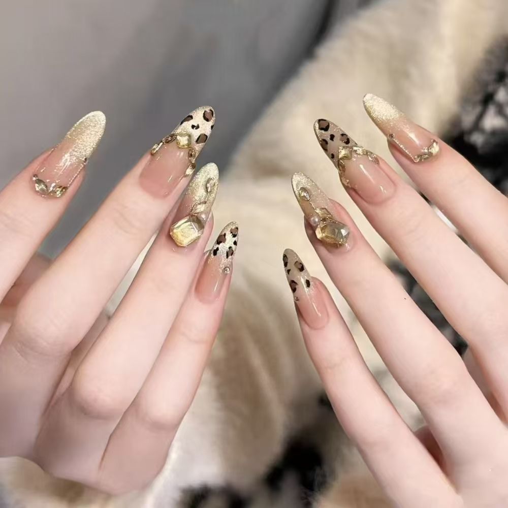 Kunstnägel mit Elegantem Leoparden-Design und Glitzer-Effekten Karnz
