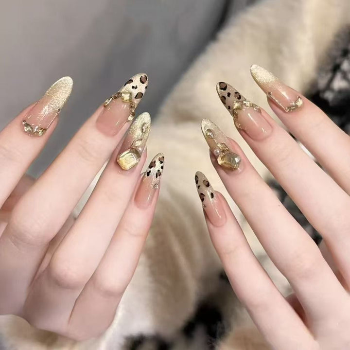Kunstnägel mit Elegantem Leoparden-Design und Glitzer-Effekten Karnz