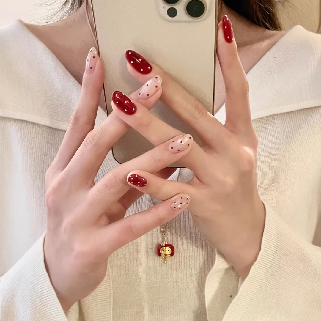 Künstlerisches Press-On-Nagelkunstset mit Punkten und glänzendem Finish