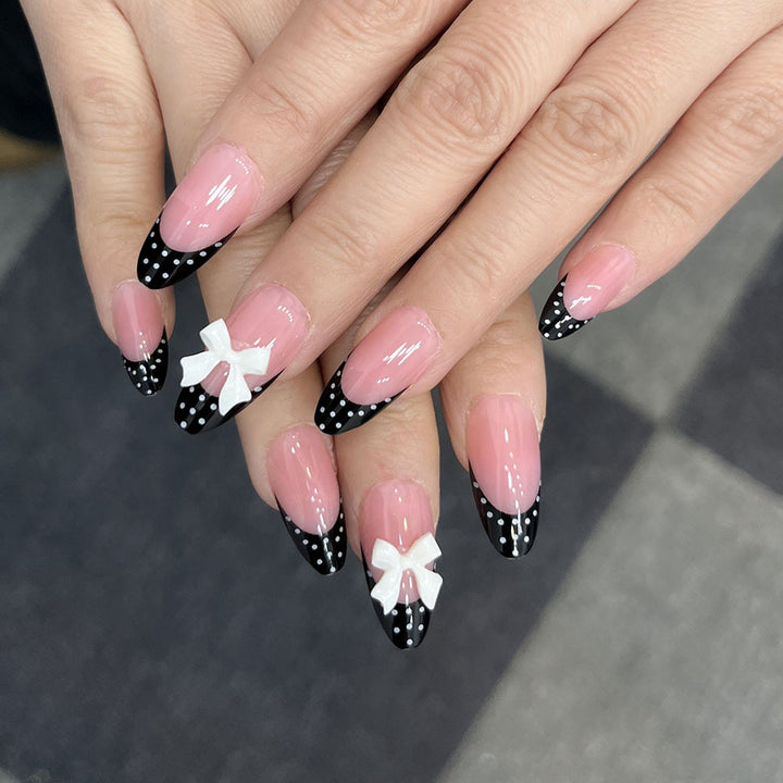Dekorative Stiletto Press-On Nagelkunst mit Schleife und Punktmuster-Design