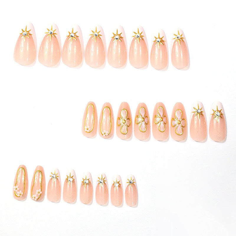 Elegante florale Design-Nagelverzierung Karnz
