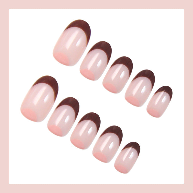 Kunstnagelset mit eleganten French-Spitzen und hochwertigen Details Karnz