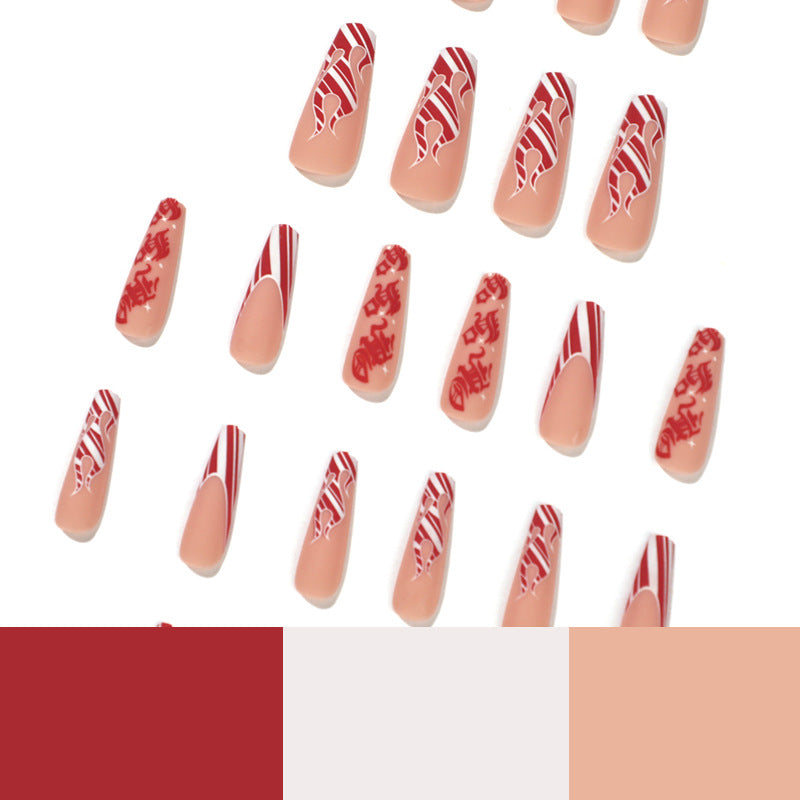 Künstlerische Nagelverlängerungen im festlichen Design Karnz