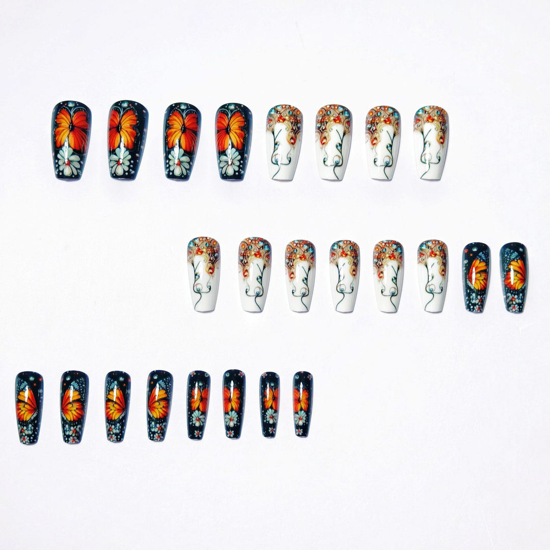 Kunstnägel mit Filigranen Schmetterlings- und Blüten-Designs Karnz
