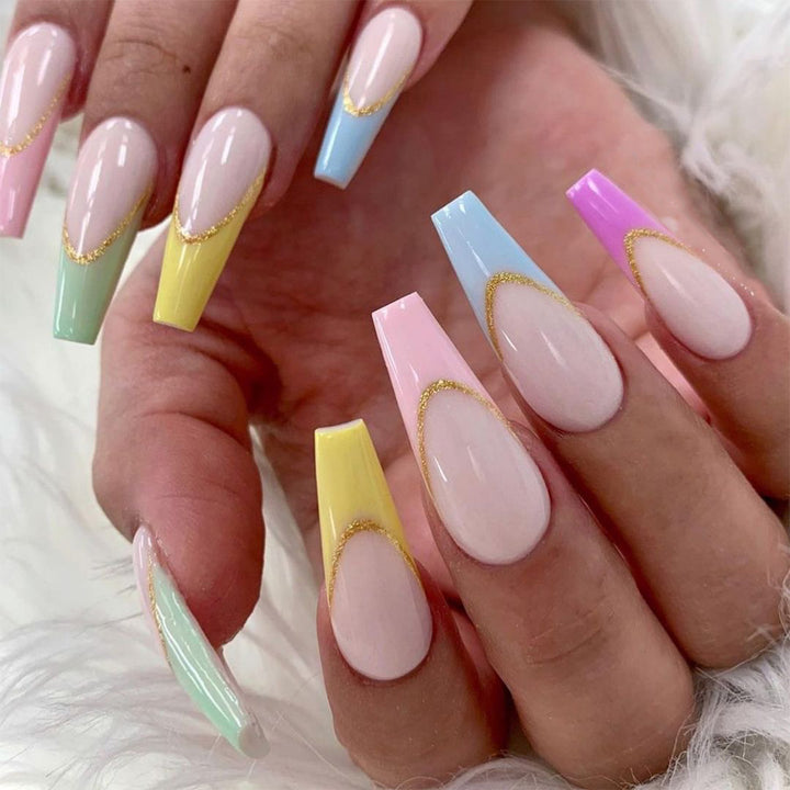Kunstvolle Nagelverlängerungen mit modernem Farbdesign und Glitzer Karnz