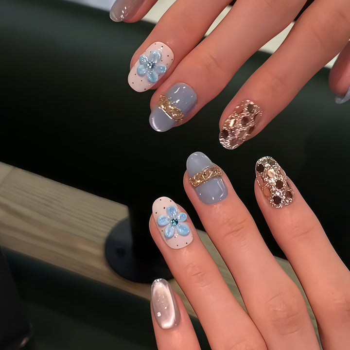 Kunstnägel mit Luxuriösen Glitzerdetails und Floralen Akzenten Karnz